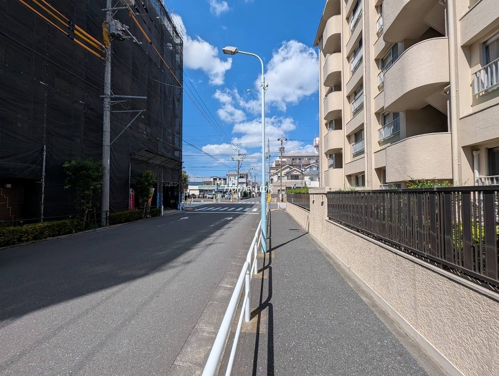 高島平第二ローヤルコーポ　西側 前面道路